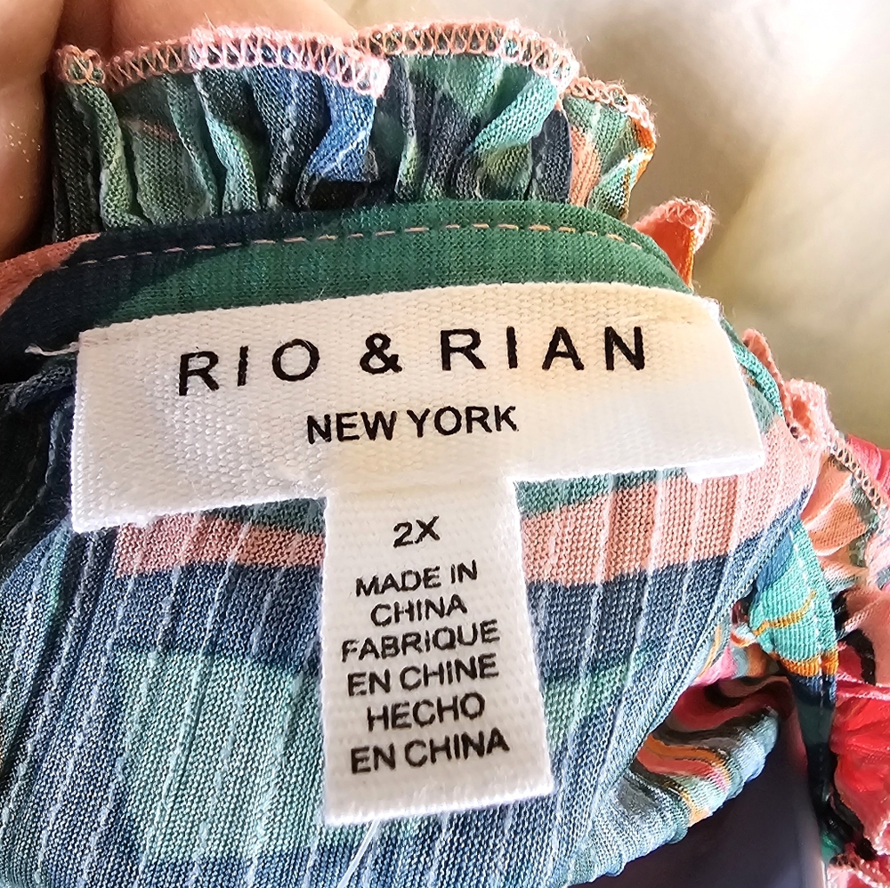 2/$20 Rio & Rian 2X Tropical Top - Picture 4 of 8